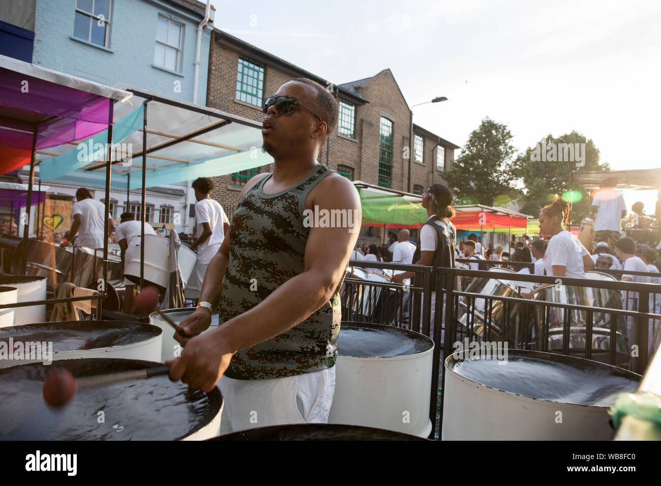 Mangrove bandprobe vor Panorama, die Steel Pan band Wettbewerb in London, Großbritannien, statt. Stockfoto