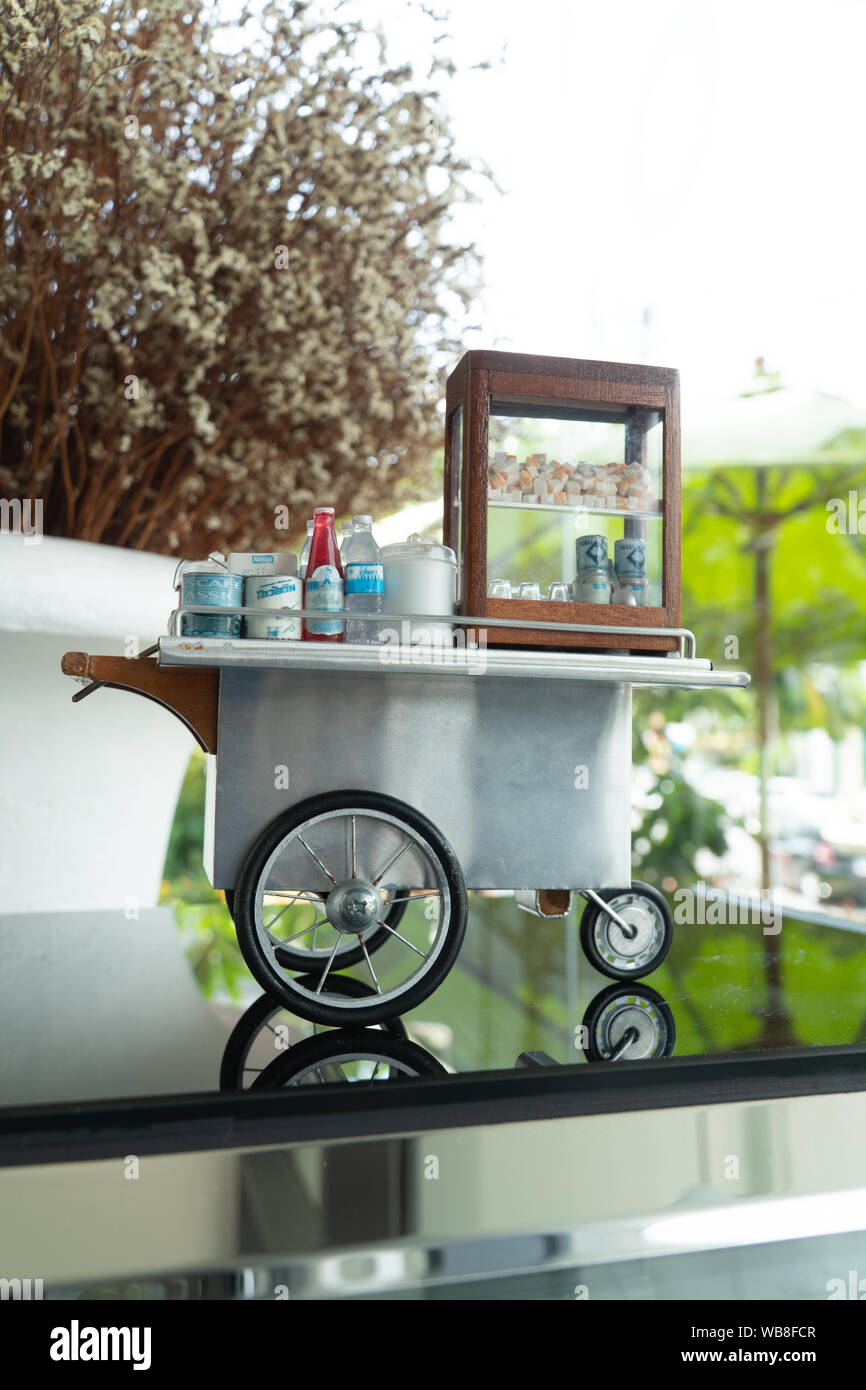 Puppenhaus Miniatur - Handgemachte Thai vintage Coffee Shop und Gebackenes Brot Stockfoto