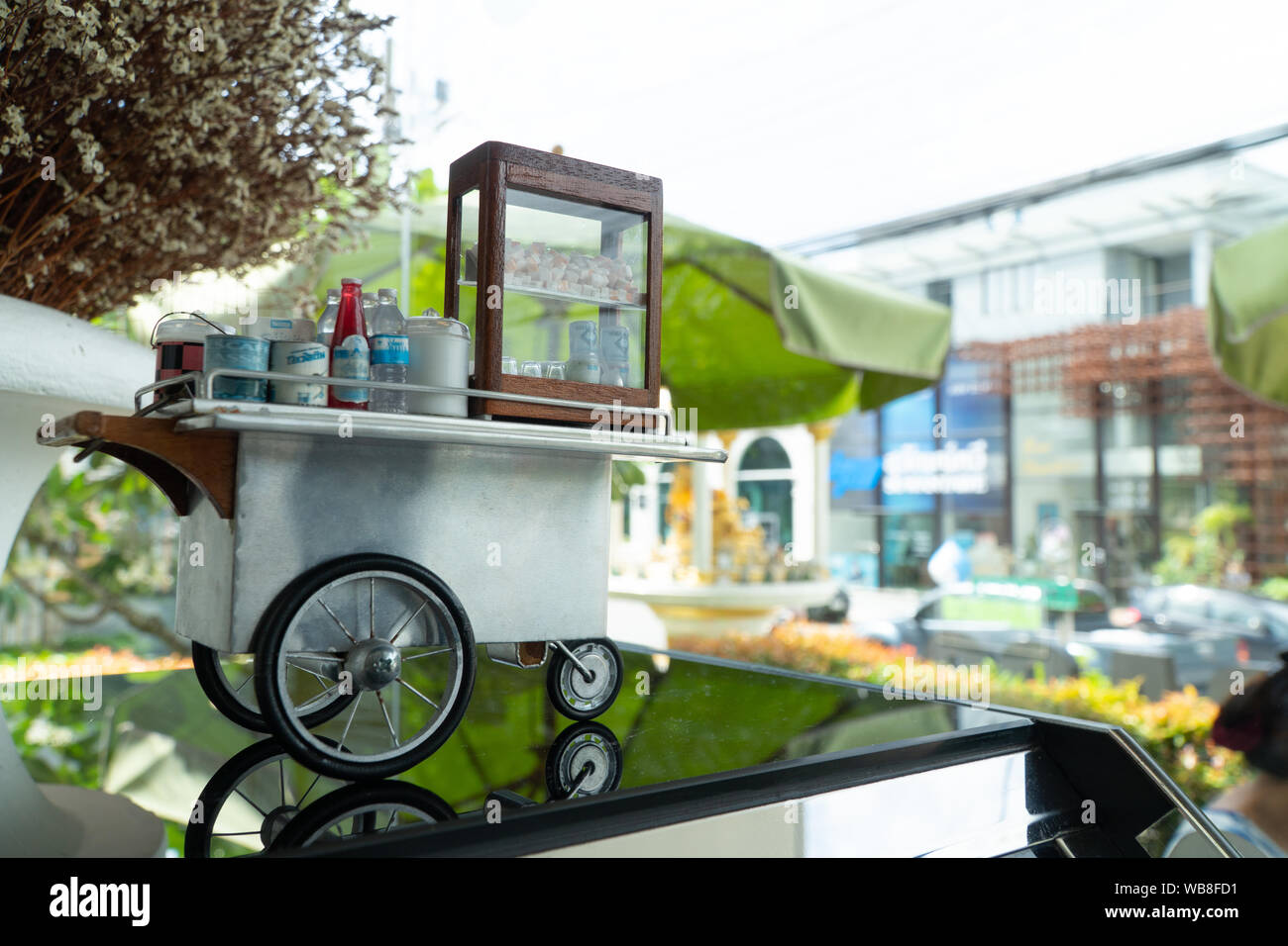Puppenhaus Miniatur - Handgemachte Thai vintage Coffee Shop und Gebackenes Brot Stockfoto