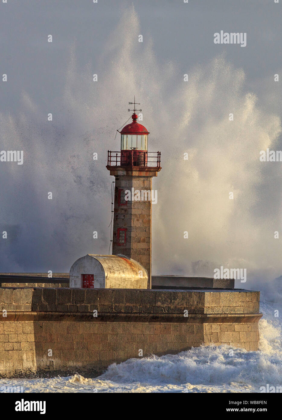 Große Wellen schlagen die Tavira Leuchtturm Stockfoto