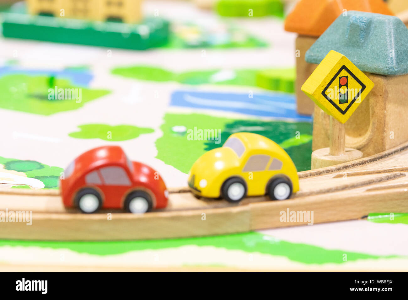 Stop Schild - woden Spielzeug Set Straßenschilder, Autos für Kinder spielen pädagogische Spielwaren für Vorschulkinder Indoor Spielplatz (selektive Fokus) Stockfoto