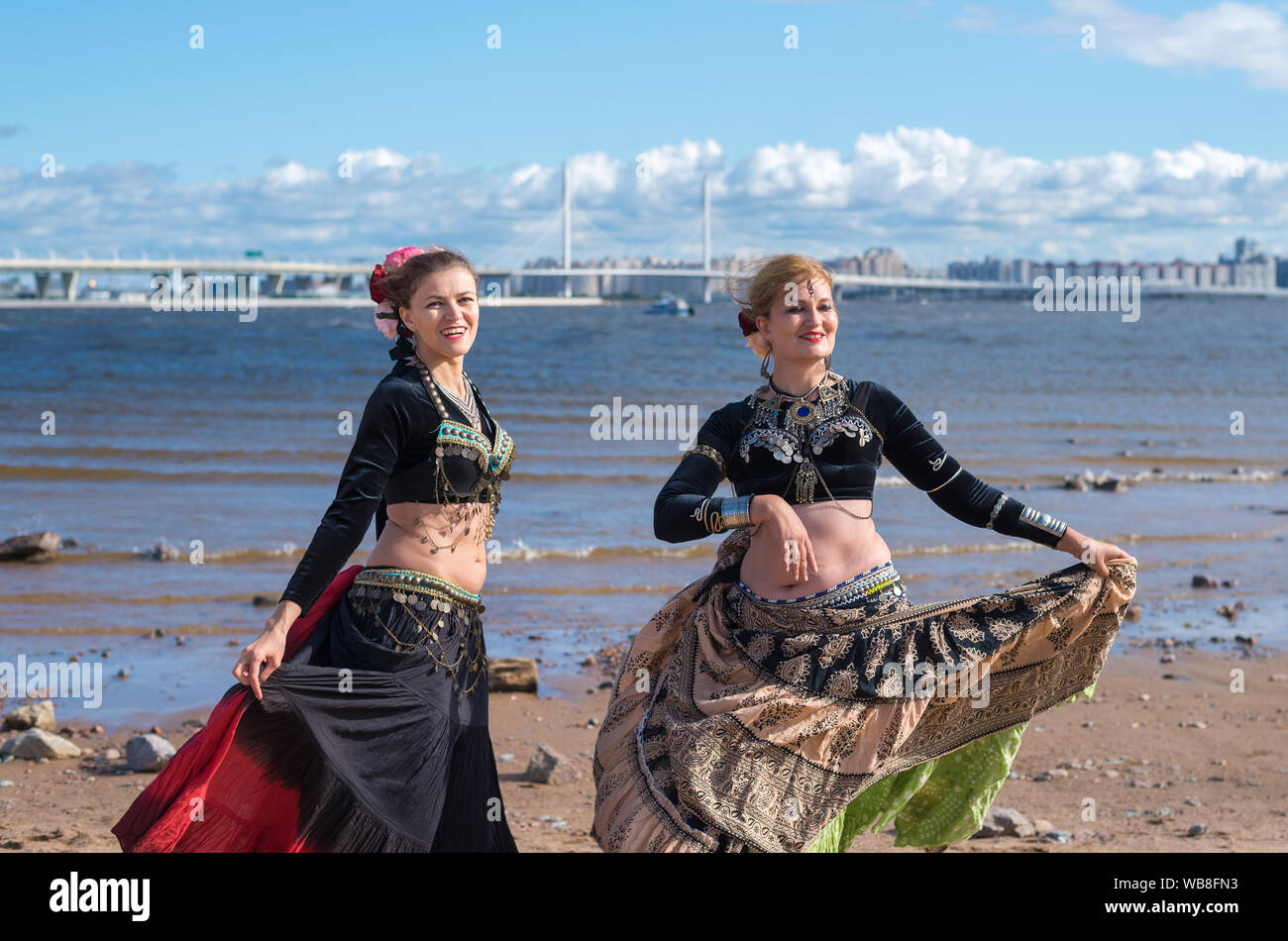 St. Petersburg, Russland. 24. August 2019: Tänzerinnen in orientalischen Kostümen am Ufer. Stockfoto