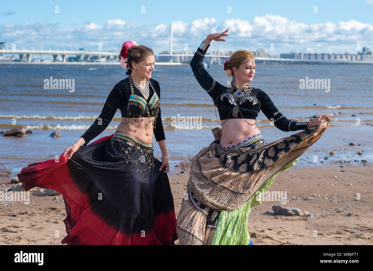 St. Petersburg, Russland. 24. August 2019: Tänzerinnen in orientalischen Kostümen am Ufer. Stockfoto