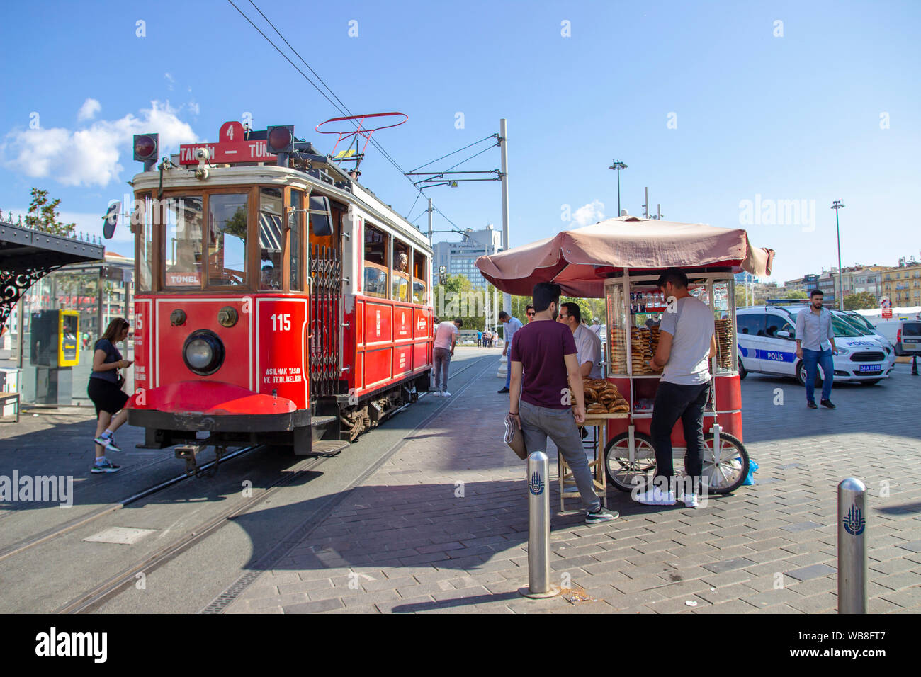 ISTANBUL, Türkei - August, 05, 2019 - Istanbul nostalgische Straßenbahn, die Verknüpfung von Taksim und Tunel über Istiklal Street, am Taksim-Platz. Nostalgische Stockfoto