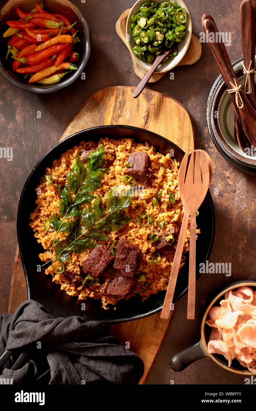 Nasi Goreng Rendang. Indonesischen gebratenen Reis mit Rindfleisch Rendang und seine Gewürzmischung Stockfoto