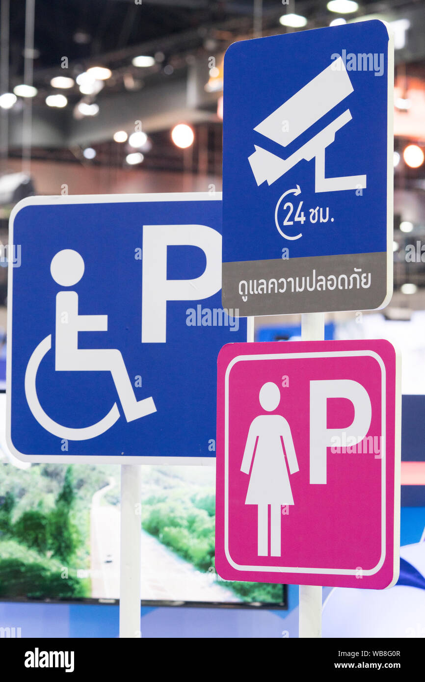 Zeichen für Behinderte parken - Zeichen Symbole Parkplätze für Frauen - 24 Stunden cctv/Videoüberwachung Warnschild Stockfoto