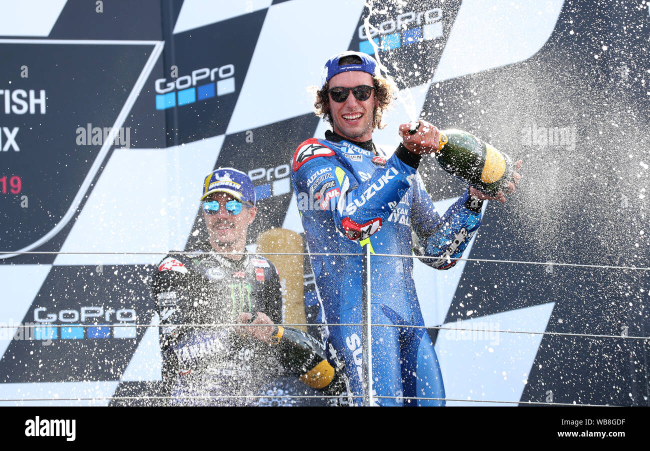 Suzuki's Alex Rins feiert Sieg auf dem Podium während der GoPro MotoGP Grand Prix von Großbritannien in Silverstone, Towcester. Stockfoto