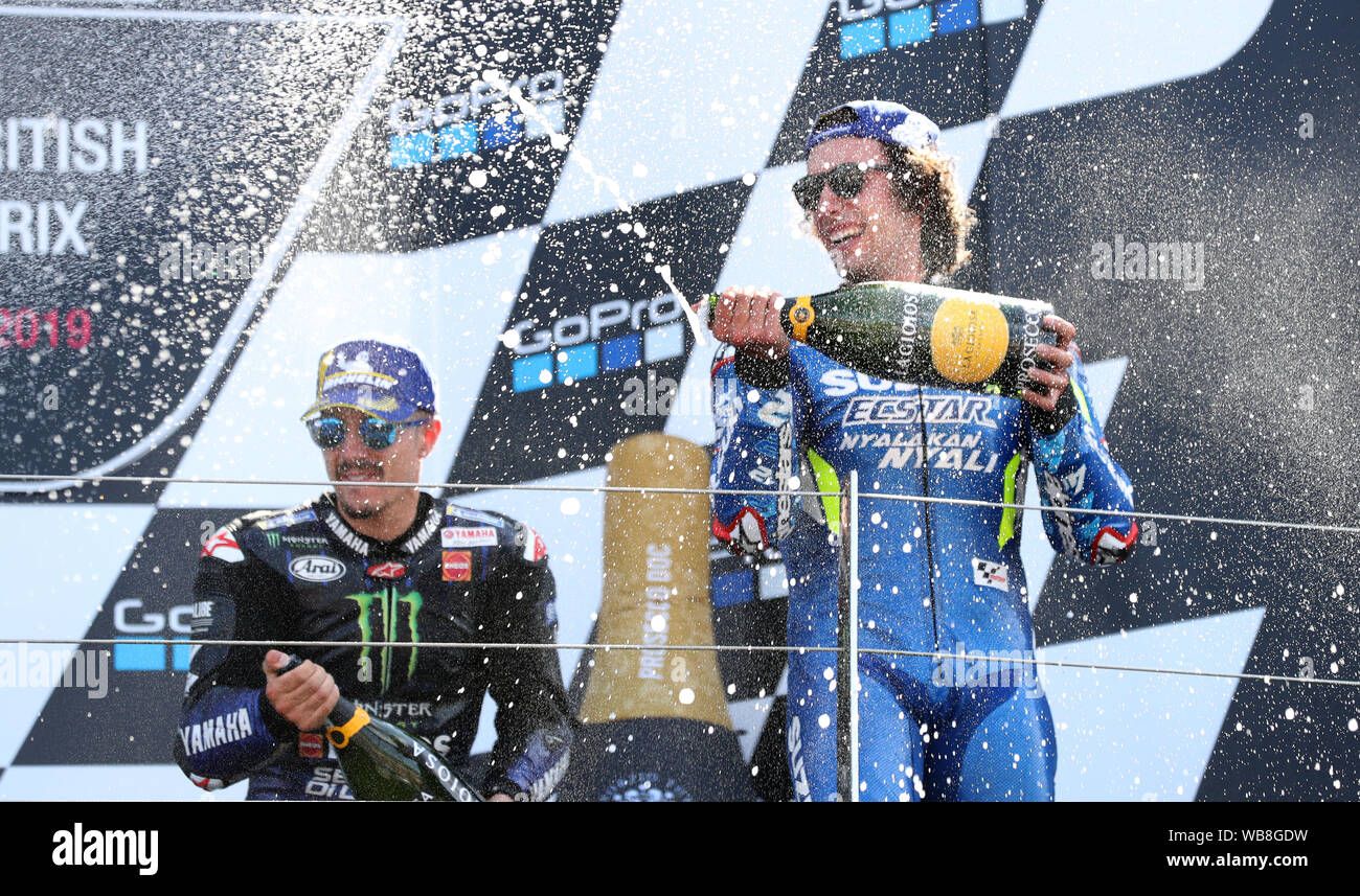 Suzuki's Alex Rins feiert Sieg auf dem Podium während der GoPro MotoGP Grand Prix von Großbritannien in Silverstone, Towcester. Stockfoto