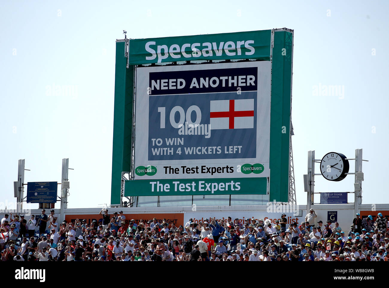 Der große Bildschirm zeigt an, dass England Notwendigkeit 100 mehr läuft mit 4 Wickets während Tag vier der dritten Asche Test Match in Leeds zu gewinnen. Stockfoto