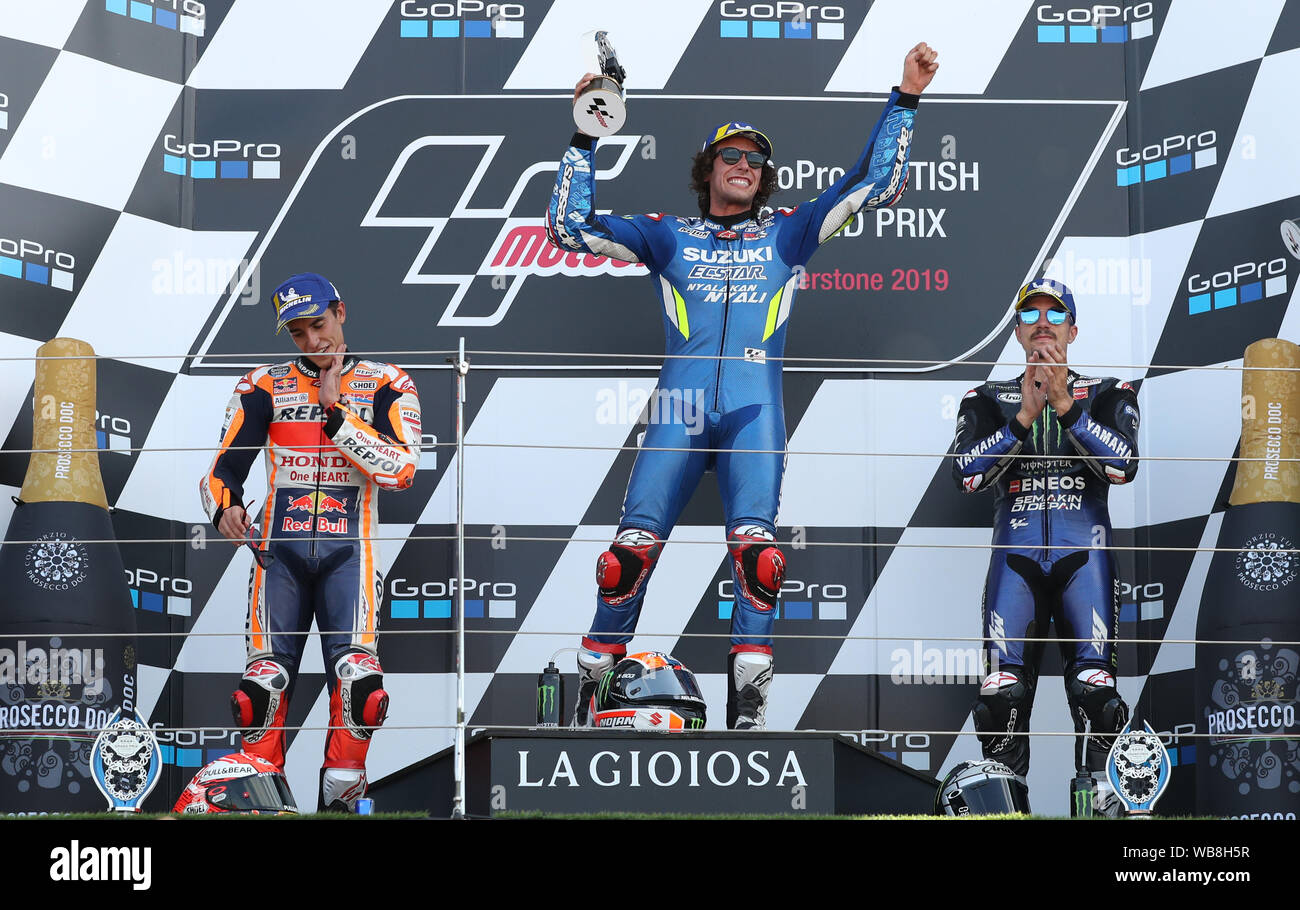 Suzuki's Alex Rins feiert Sieg auf dem Podium während der GoPro MotoGP Grand Prix von Großbritannien in Silverstone, Towcester. Stockfoto