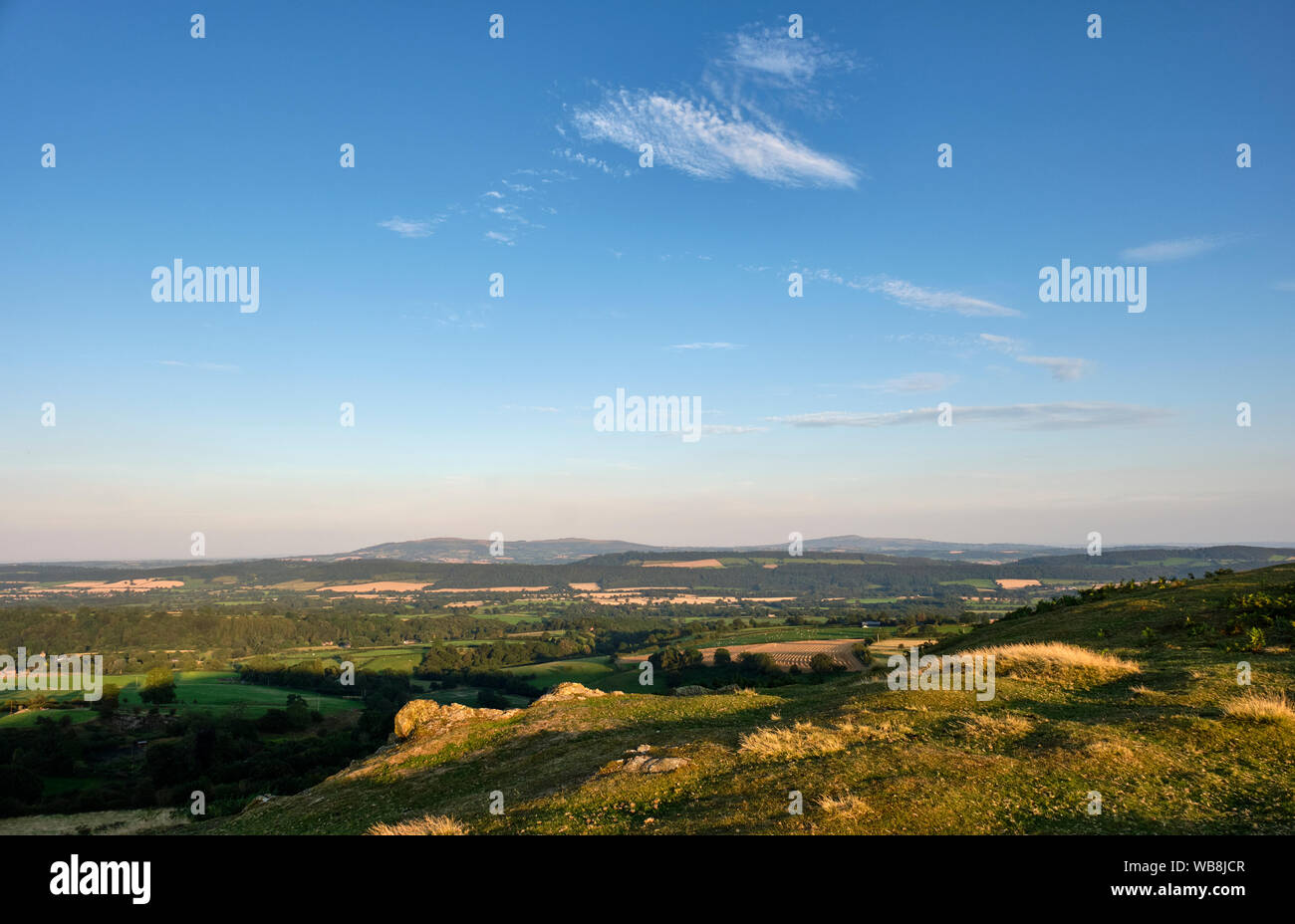 Braun Clee und Titterstone Clee Hügel von Ragleth Hill am Abend gesehen, Church Stretton, Shropshire Stockfoto