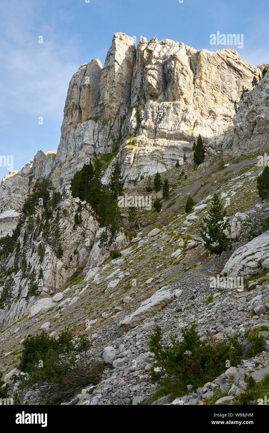 Blick auf die Gracht de Cristall Schlucht in der Sierra del Cadi Bergkette aus seinem Sockel (Alt Urgell, Lleida, Pre-Pyrenees, Katalonien, Spanien) Stockfoto