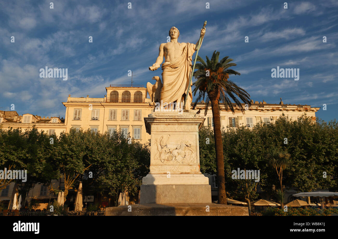 Die Vorderansicht der Statue von Napoleon in römischen Kostüm auf der Place St. Nicolas, Bastia, Korsika, Frankreich Stockfoto