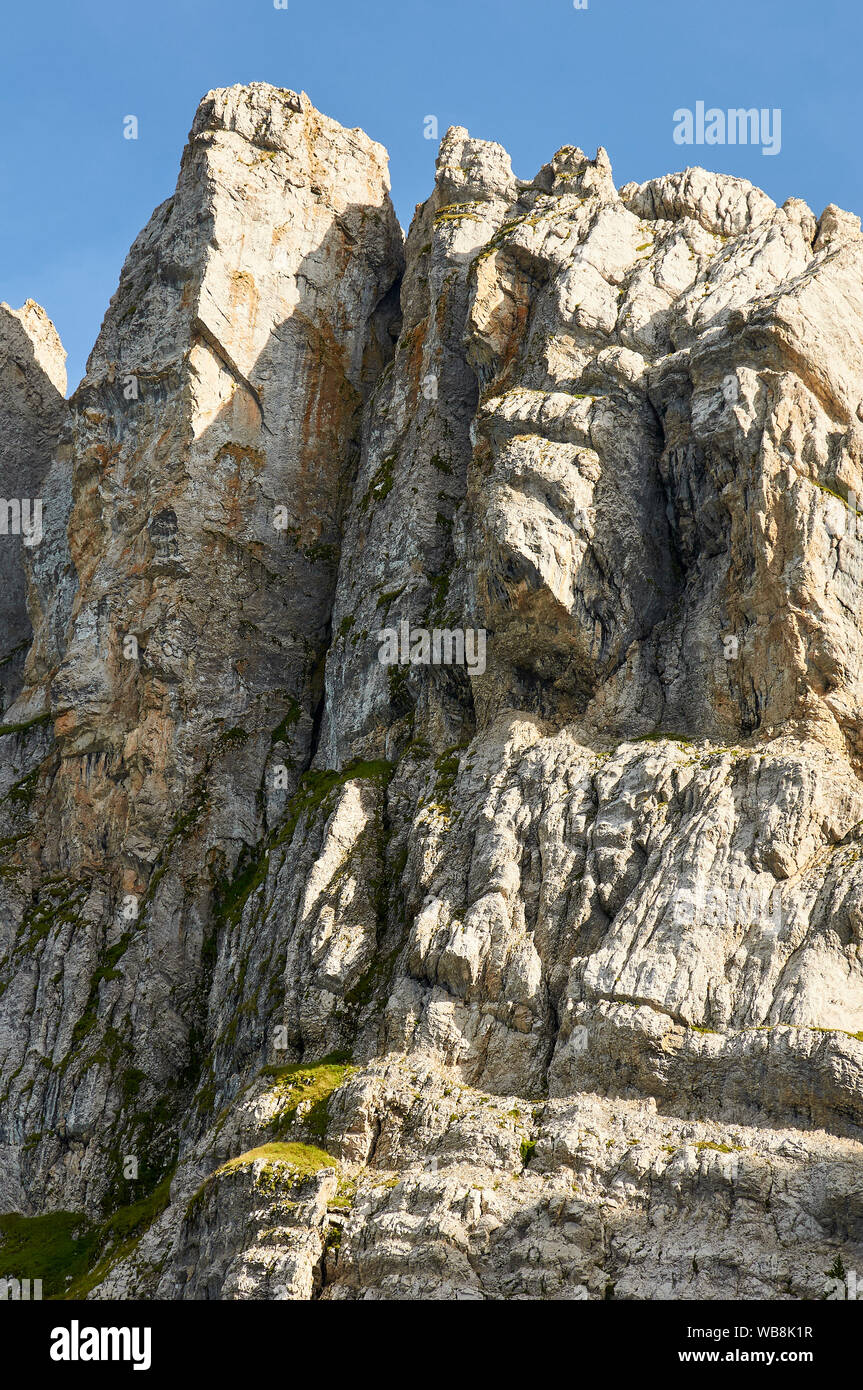 Detailansicht der Canal de Cristall Schlucht felsabstürze in der Sierra del Cadi Bergkette aus seinem Sockel (Alt Urgell, Lleida, Pre-Pyrenees, Katalonien, Spanien) Stockfoto