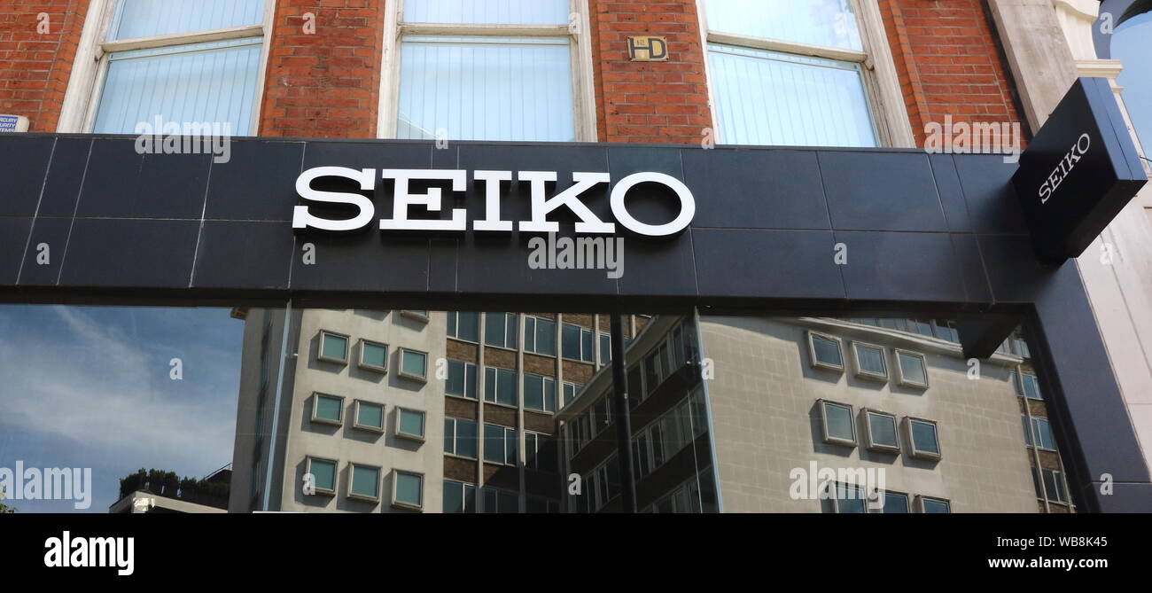Seiko Watch Logo auf dem Store unter den Luxusmarken in London's Prestige Einkaufsmöglichkeiten in Knightsbridge. Stockfoto