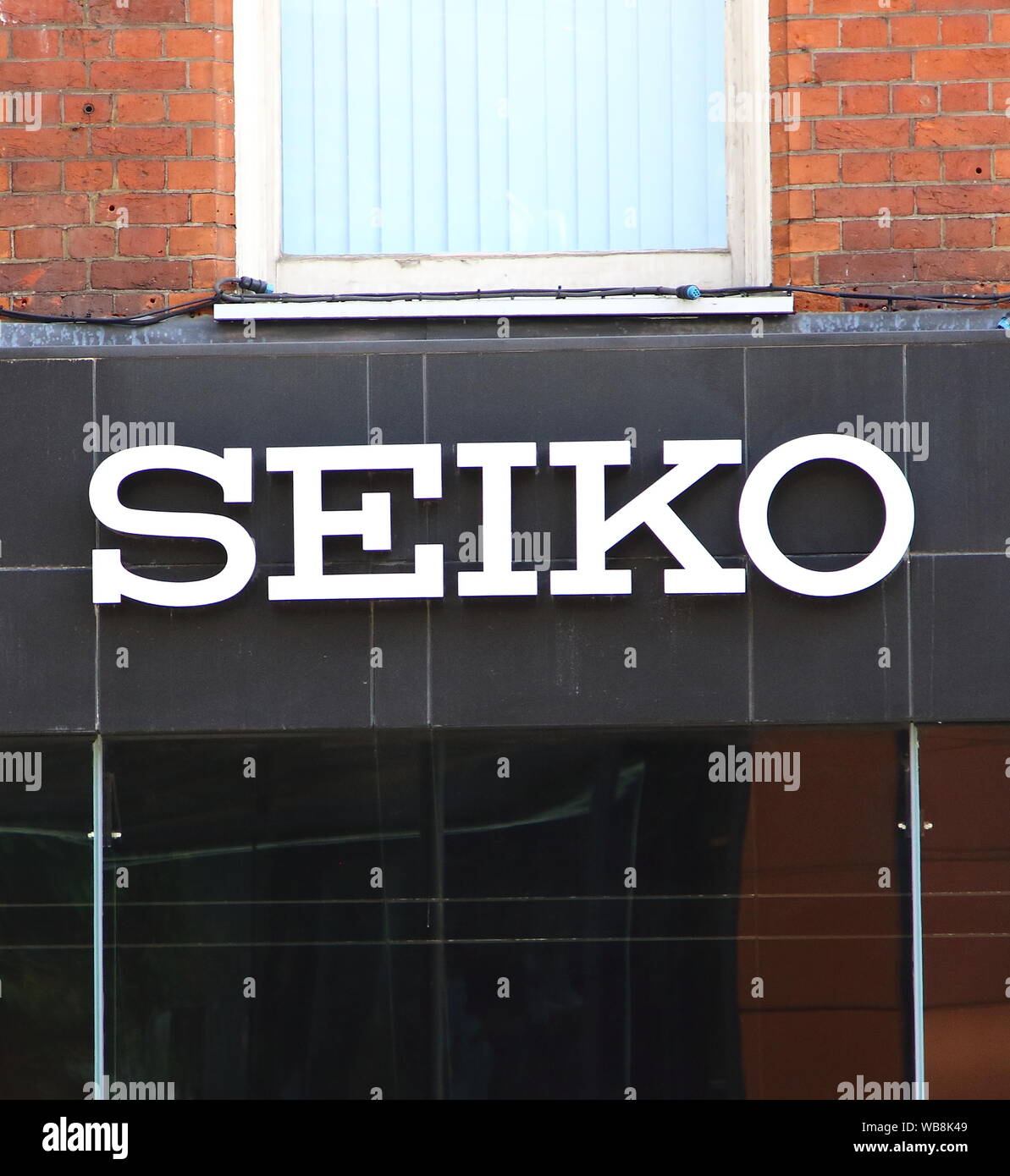 Seiko Watch Logo auf dem Store unter den Luxusmarken in London's Prestige Einkaufsmöglichkeiten in Knightsbridge. Stockfoto