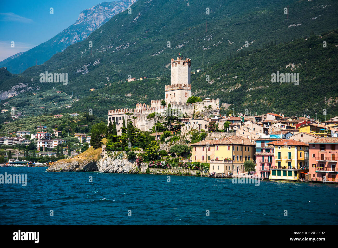 Nähert sich die schöne Stadt Malcesine am Gardasee, wo berühmte Schloss ist bewacht den Eingang zu seinem Hafen. Malcesine ist so umwerfend und friedlich Stockfoto