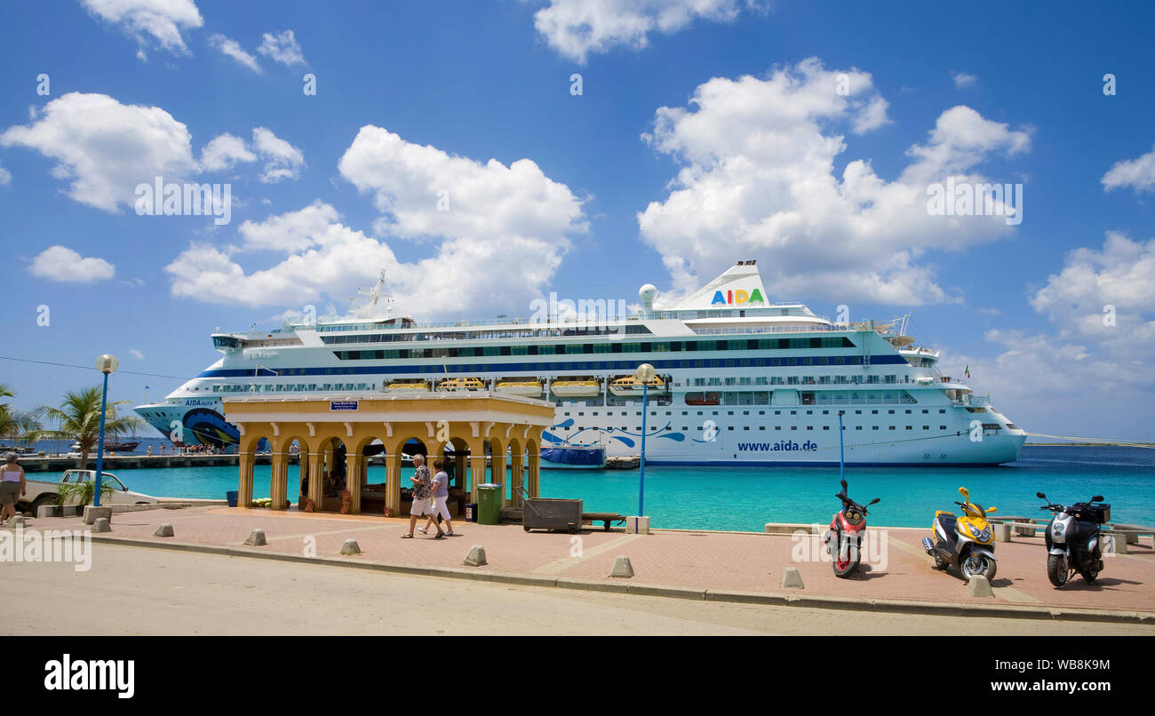 Kreuzfahrt Schiff "AIDA Aura" in Kralendijk, Bonaire, Niederländische Antillen Stockfoto