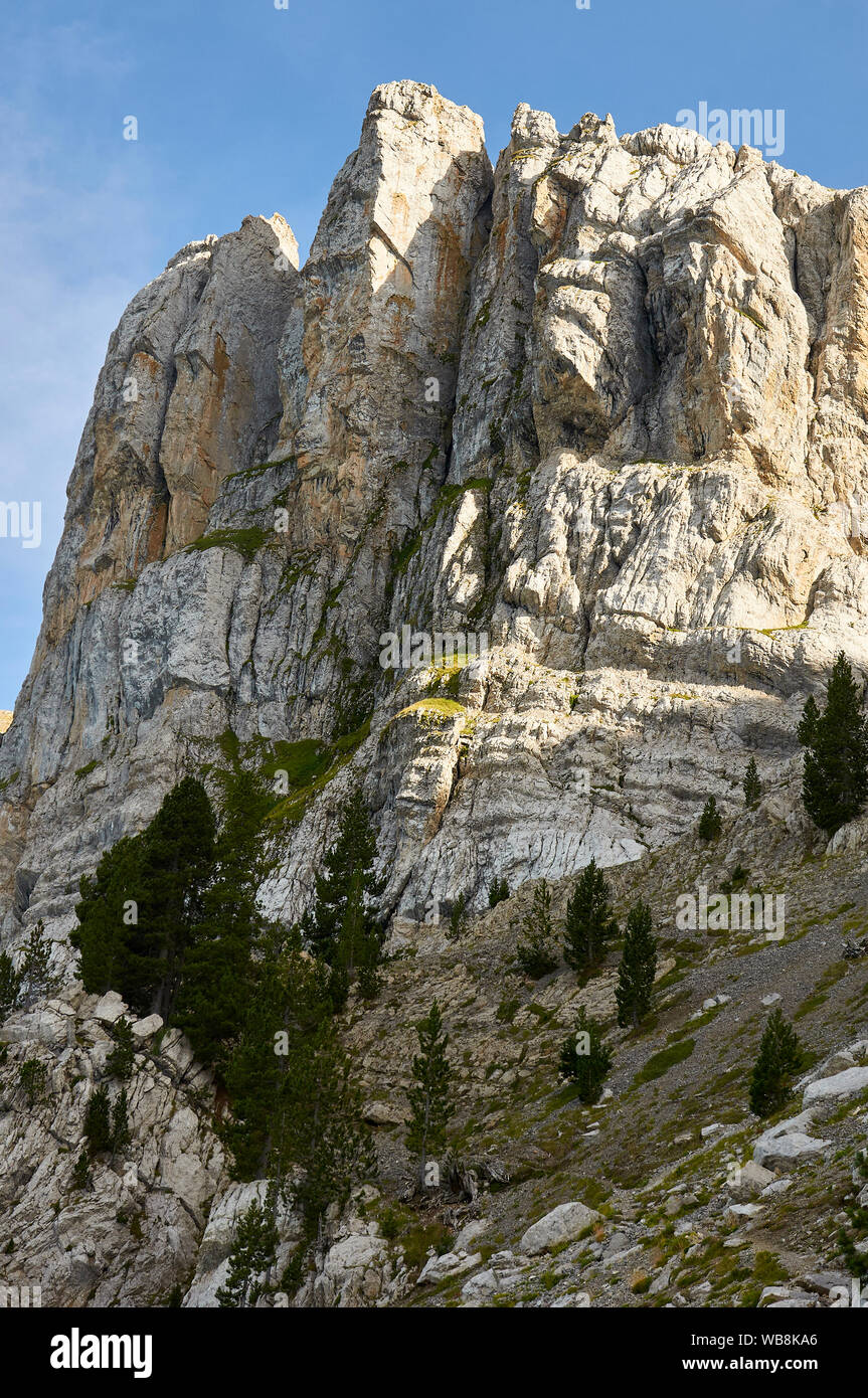 Blick auf die Gracht de Cristall Schlucht in der Sierra del Cadi Bergkette aus seinem Sockel (Alt Urgell, Lleida, Pre-Pyrenees, Katalonien, Spanien) Stockfoto