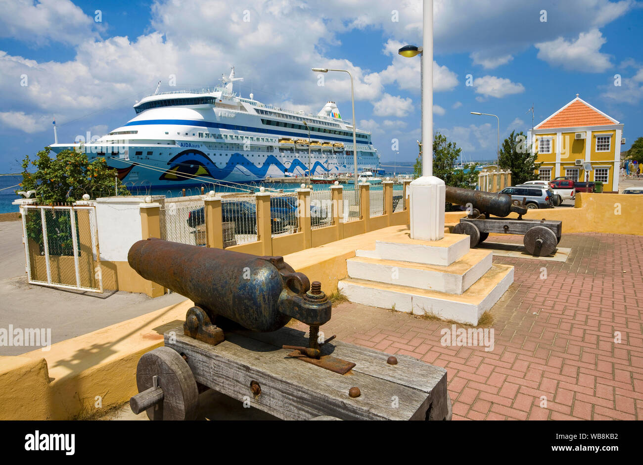 Kreuzfahrt Schiff "AIDA Aura" in Kralendijk, Iew von Fort Oranje, Bonaire, Niederländische Antillen Stockfoto