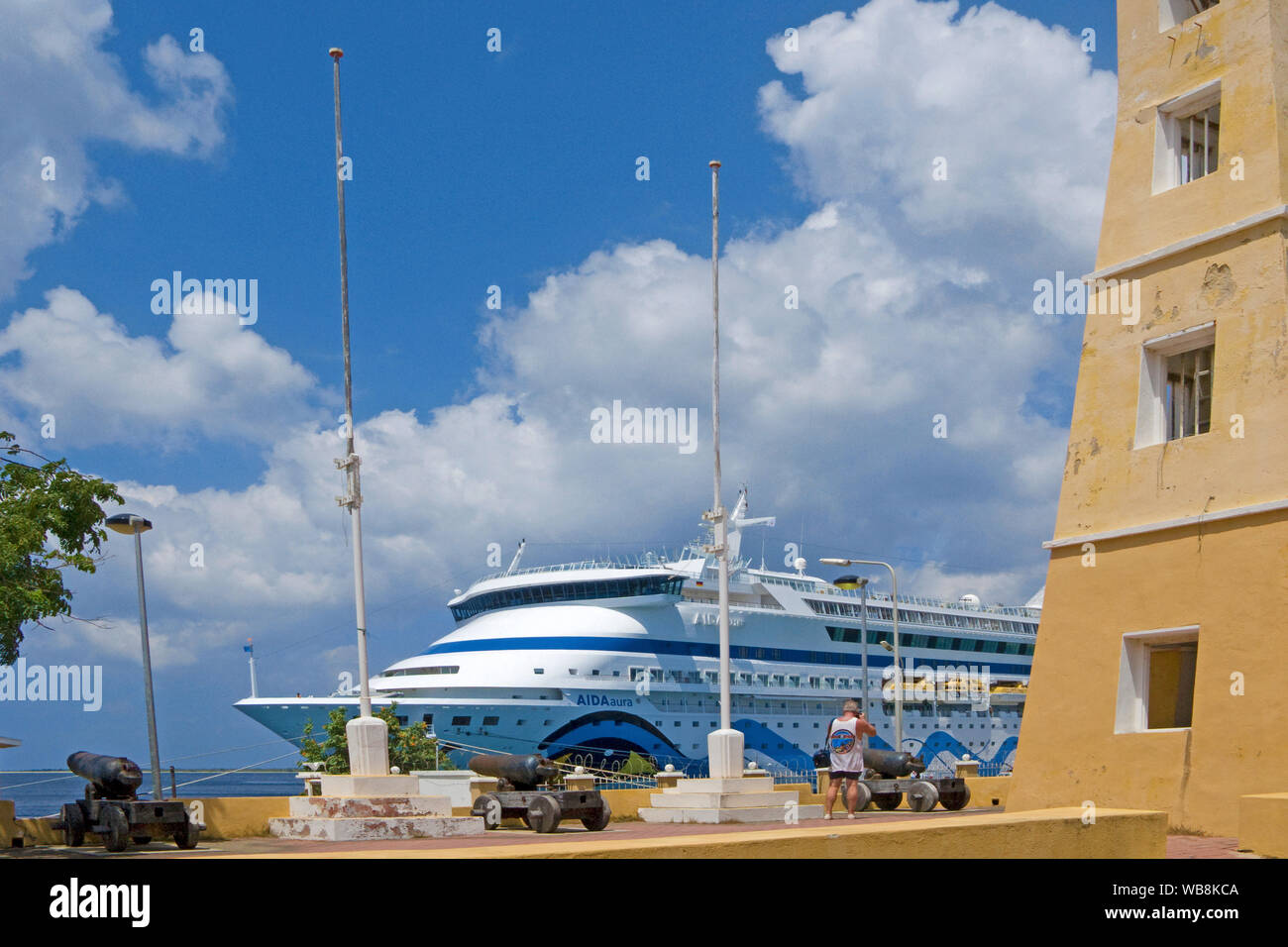 Kreuzfahrt Schiff "AIDA Aura" in Kralendijk, Iew von Fort Oranje, Bonaire, Niederländische Antillen Stockfoto