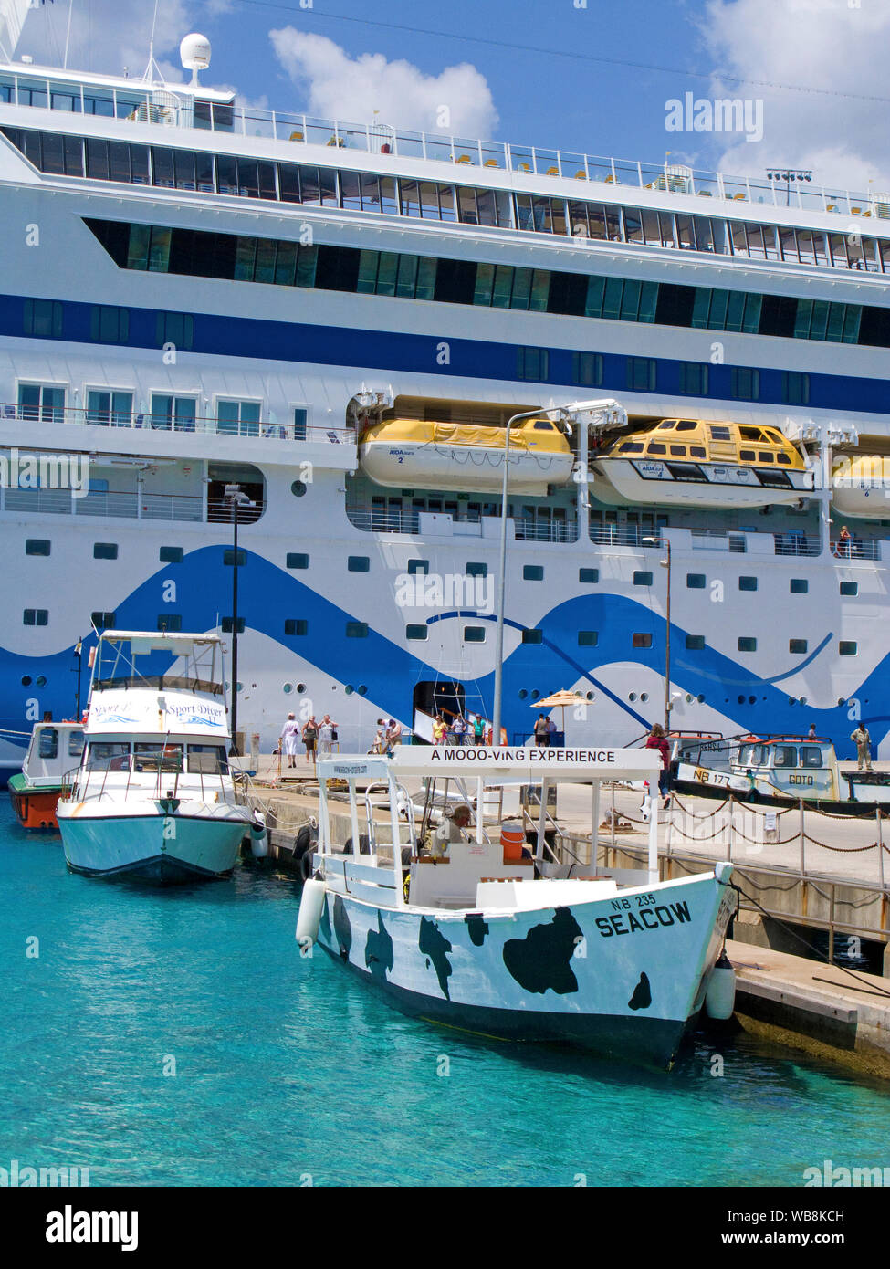 Kreuzfahrt Schiff "AIDA Aura" in Kralendijk, Bonaire, Niederländische Antillen Stockfoto