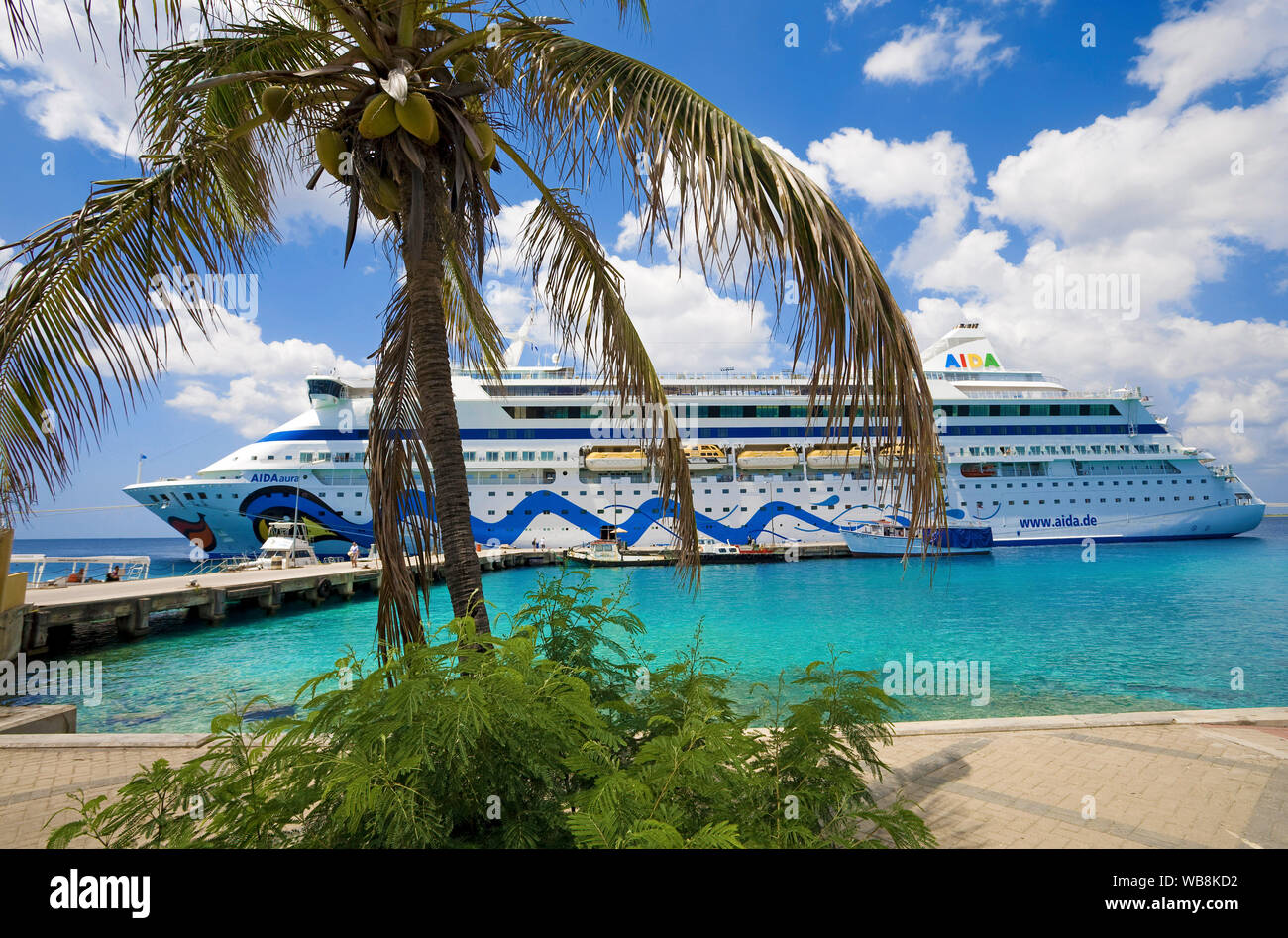 Kreuzfahrt Schiff "AIDA Aura" in Kralendijk, Bonaire, Niederländische Antillen Stockfoto