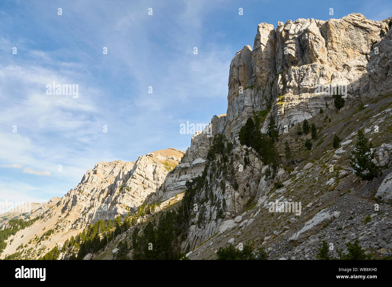 Blick auf die Gracht de Cristall Schlucht und Sierra del Cadi Bergkette aus seinem Sockel (Alt Urgell, Lleida, Pre-Pyrenees, Katalonien, Spanien) Stockfoto