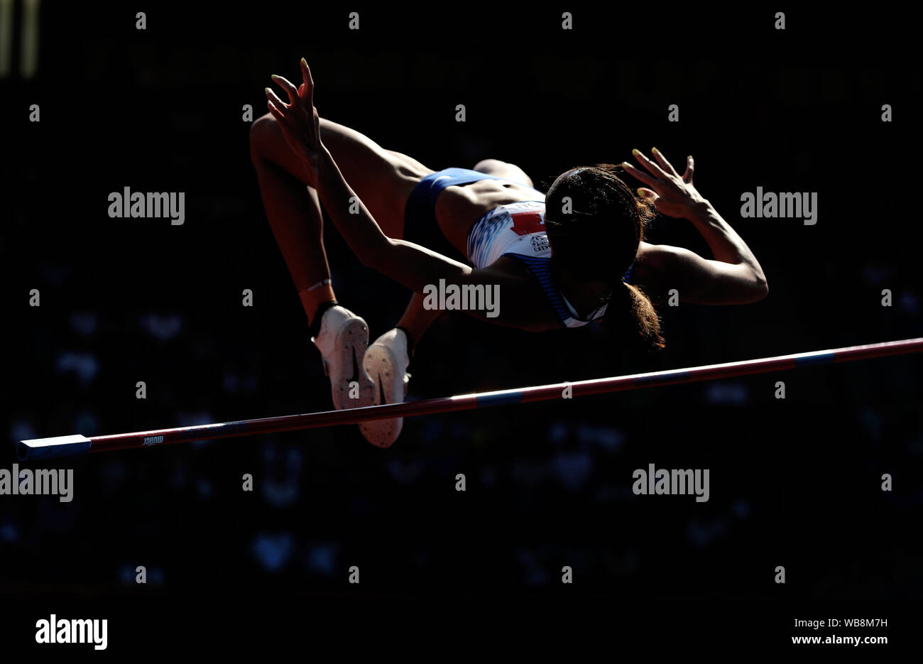 Katarina Johnson-Thompson fällt bei einem Sprung in den Hochsprung bei Tag zwei Der Muller britischen Leichtathletik Meisterschaften an Alexander Stadium, Birmingham. Stockfoto