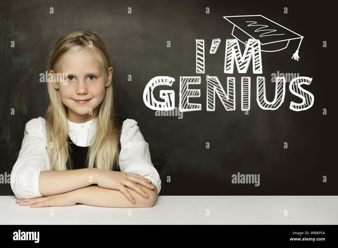 Glückliches Kind Schüler Mädchen auf blackboard Hintergrund mit Wissenschaft und Mathematik Formel Stockfoto