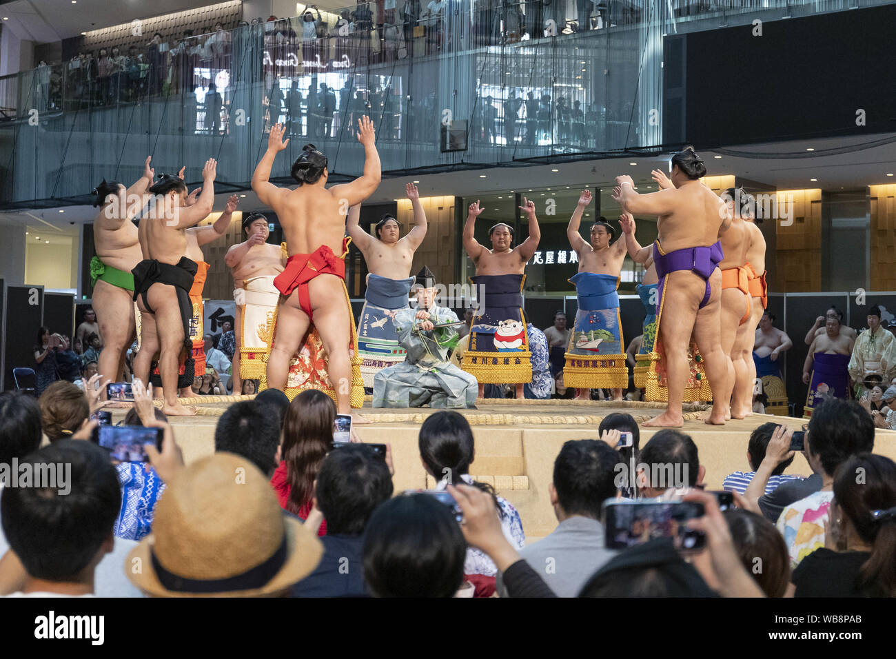 Tokio, Japan. 25 Aug, 2019. Sumo Ringer durchführen, zeremonielle ring Eintrag in einem speziellen Grand Sumo Turnier während der ''Hakkiyoi KITTE'' Veranstaltung im kitte kommerziellen Komplex statt. Jedes Jahr, Besucher kamen, um zu sehen, die Spiele der Top-division Sumo Ringer, einschliesslich Grand Champions (Yokozuna), in Tokio World Tour'' Grand Sumo Turnier bei KITTE'', die am letzten Tag der Veranstaltung gehalten wird. Die Hakkiyoi KITTE Veranstaltung fördert die Sumo Kultur Besucher lernen Japans Nationalsport und zu erleben. Credit: ZUMA Press, Inc./Alamy leben Nachrichten Stockfoto
