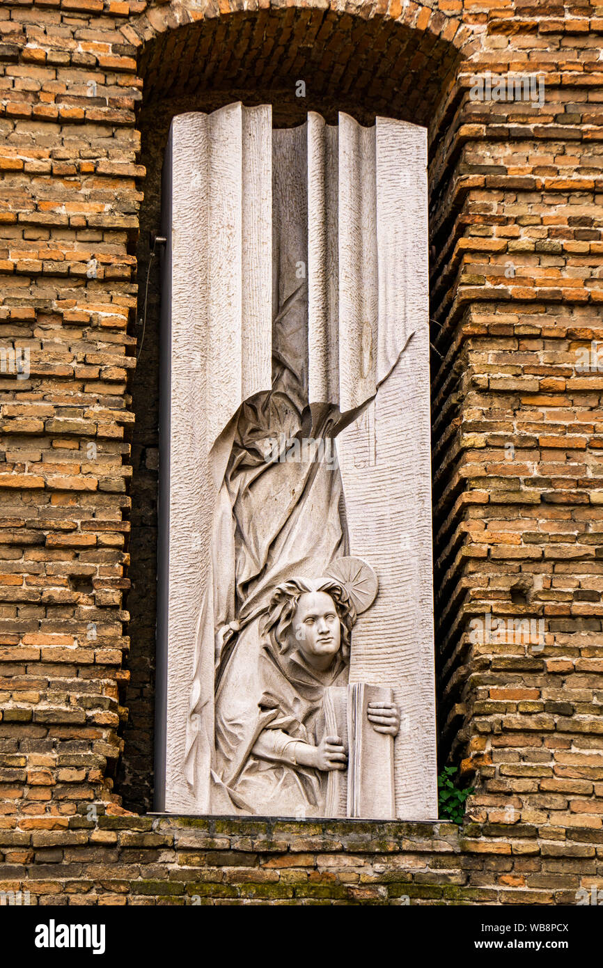 Blick auf die Skulptur auf der Fassade der Abtei Santa Giustina in Padua, Italien Stockfoto