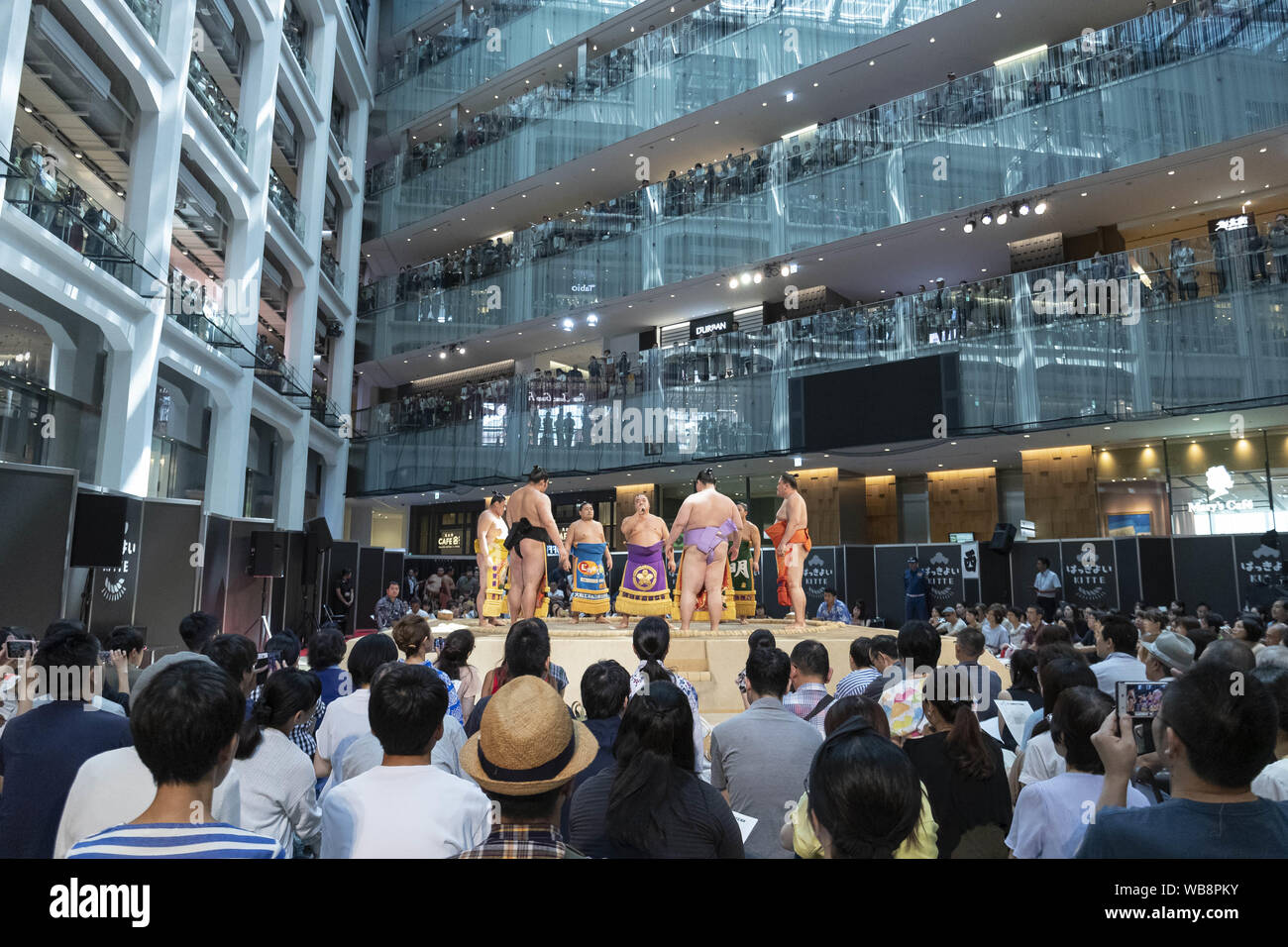 Tokio, Japan. 25 Aug, 2019. Sumo Ringer durchführen in einem speziellen Grand Sumo Turnier während der ''Hakkiyoi KITTE'' Veranstaltung im kitte kommerziellen Komplex statt. Jedes Jahr, Besucher kamen, um zu sehen, die Spiele der Top-division Sumo Ringer, einschliesslich Grand Champions (Yokozuna), in Tokio World Tour'' Grand Sumo Turnier bei KITTE'', die am letzten Tag der Veranstaltung gehalten wird. Die Hakkiyoi KITTE Veranstaltung fördert die Sumo Kultur Besucher lernen Japans Nationalsport und zu erleben. Die Veranstaltung richtet sich an KITTE kommerziellen Komplex innerhalb der Japan Post Gebäude von August 13 bis 25 statt. Credit: ZUMA Stockfoto