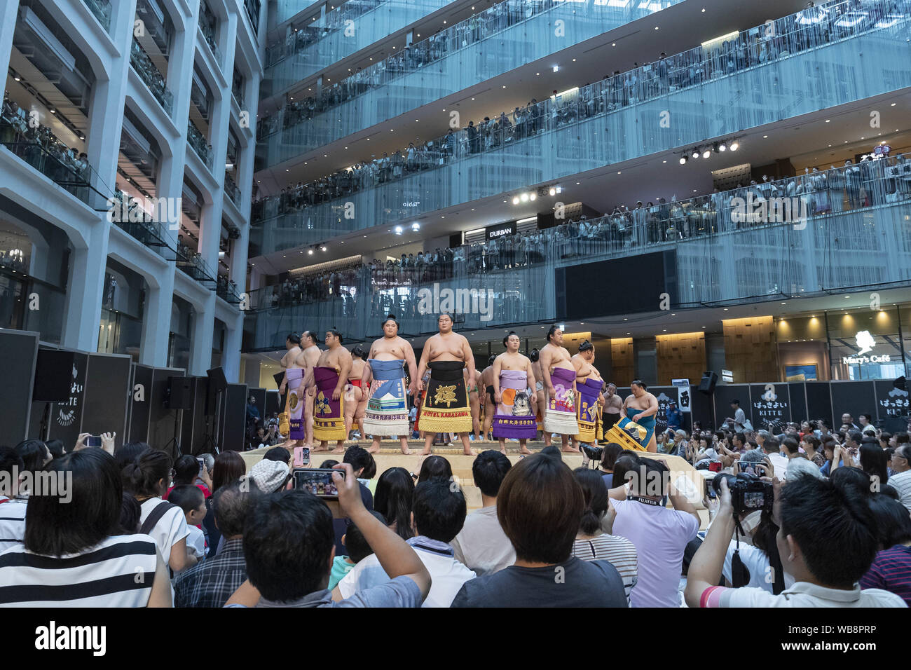 Tokio, Japan. 25 Aug, 2019. Sumo Ringer durchführen, zeremonielle ring Eintrag in einem speziellen Grand Sumo Turnier während der ''Hakkiyoi KITTE'' Veranstaltung im kitte kommerziellen Komplex statt. Jedes Jahr, Besucher kamen, um zu sehen, die Spiele der Top-division Sumo Ringer, einschliesslich Grand Champions (Yokozuna), in Tokio World Tour'' Grand Sumo Turnier bei KITTE'', die am letzten Tag der Veranstaltung gehalten wird. Die Hakkiyoi KITTE Veranstaltung fördert die Sumo Kultur Besucher lernen Japans Nationalsport und zu erleben. Credit: ZUMA Press, Inc./Alamy leben Nachrichten Stockfoto