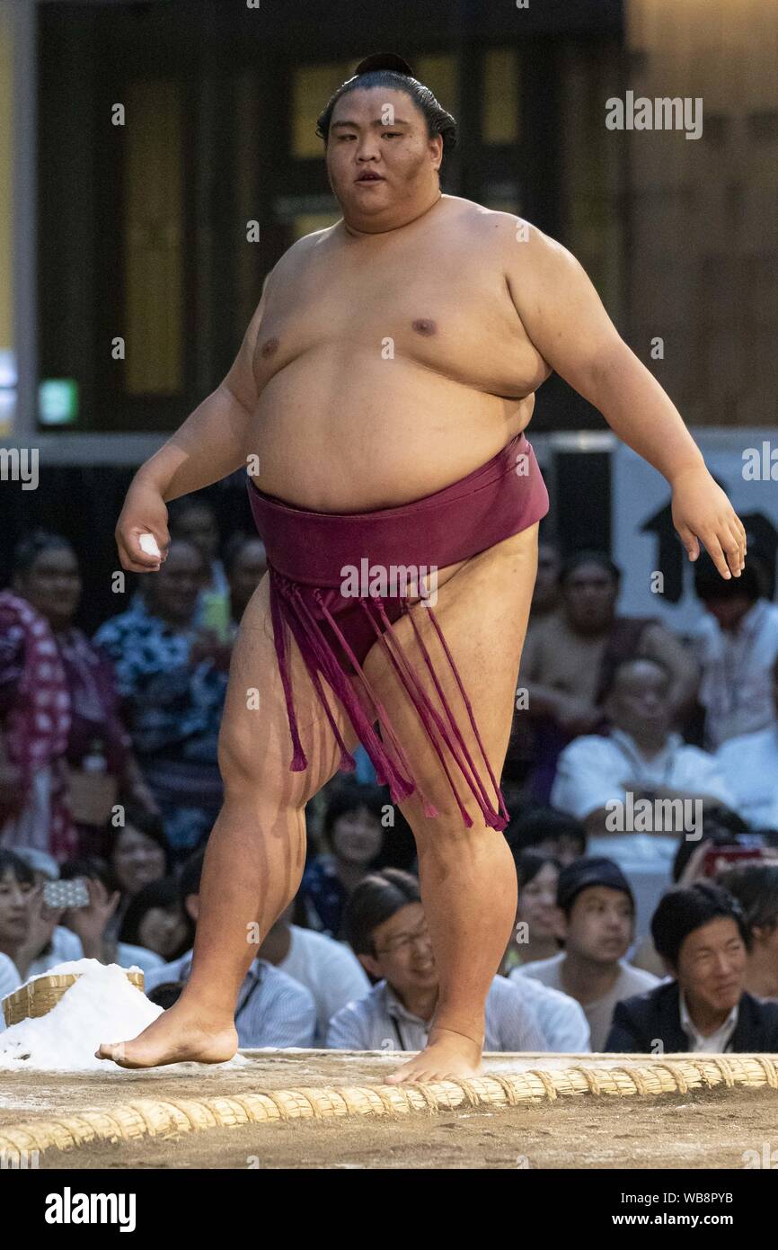 Tokio, Japan. 25 Aug, 2019. Ein Sumo-ringer Mitakeumi Hisashi beteiligt sich an einem speziellen Grand Sumo Turnier während der ''Hakkiyoi KITTE'' Veranstaltung im kitte kommerziellen Komplex statt. Jedes Jahr, Besucher kamen, um zu sehen, die Spiele der Top-division Sumo Ringer, einschliesslich Grand Champions (Yokozuna), in Tokio World Tour'' Grand Sumo Turnier bei KITTE'', die am letzten Tag der Veranstaltung gehalten wird. Die Hakkiyoi KITTE Veranstaltung fördert die Sumo Kultur Besucher lernen Japans Nationalsport und zu erleben. Credit: ZUMA Press, Inc./Alamy leben Nachrichten Stockfoto