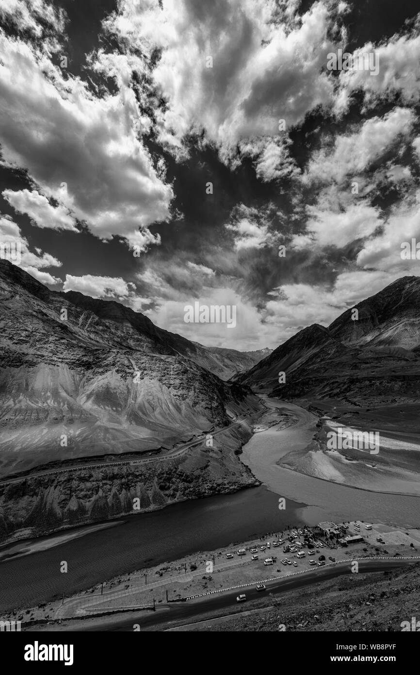 Zusammenfluss von Zanskar und Indus in Leh, Ladakh, Indien Stockfoto