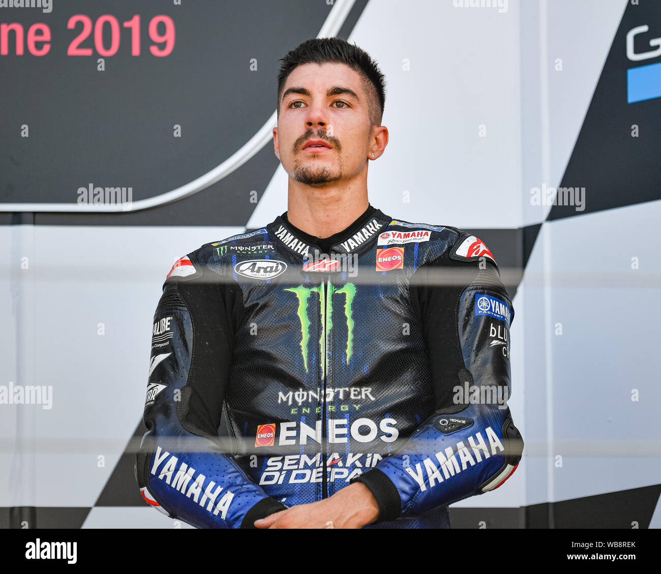 Towcester, UK. 25 Aug, 2019. Maverick Vi? Ales (SPA) von Monster Energy Yamaha MotoGP bei der Präsentation der Sieger nach der Sonntag Rennen von GoPro Britischen Grand Prix in Silverstone am Sonntag, 25. August 2019 in TOWCESTER, ENGLAND. Credit: Taka G Wu/Alamy leben Nachrichten Stockfoto