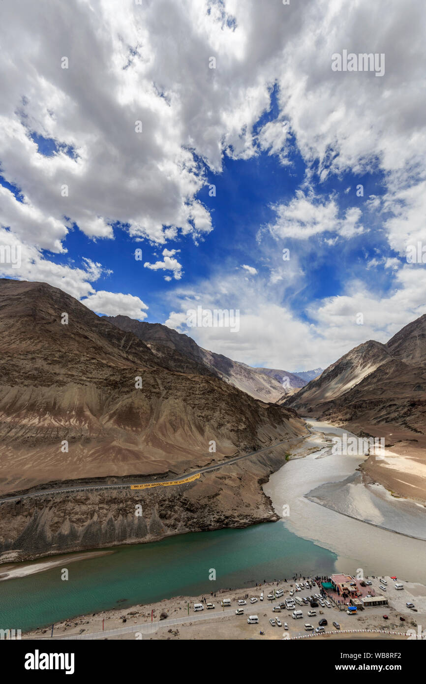 Zusammenfluss von Zanskar und Indus in Leh, Ladakh, Indien Stockfoto