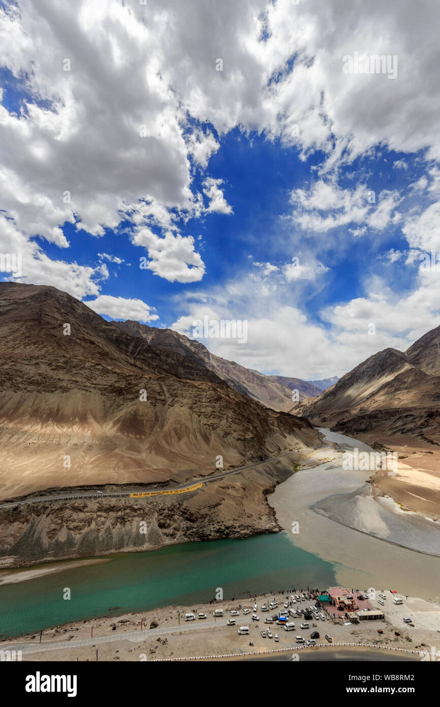 Zusammenfluss von Zanskar und Indus in Leh, Ladakh, Indien Stockfoto