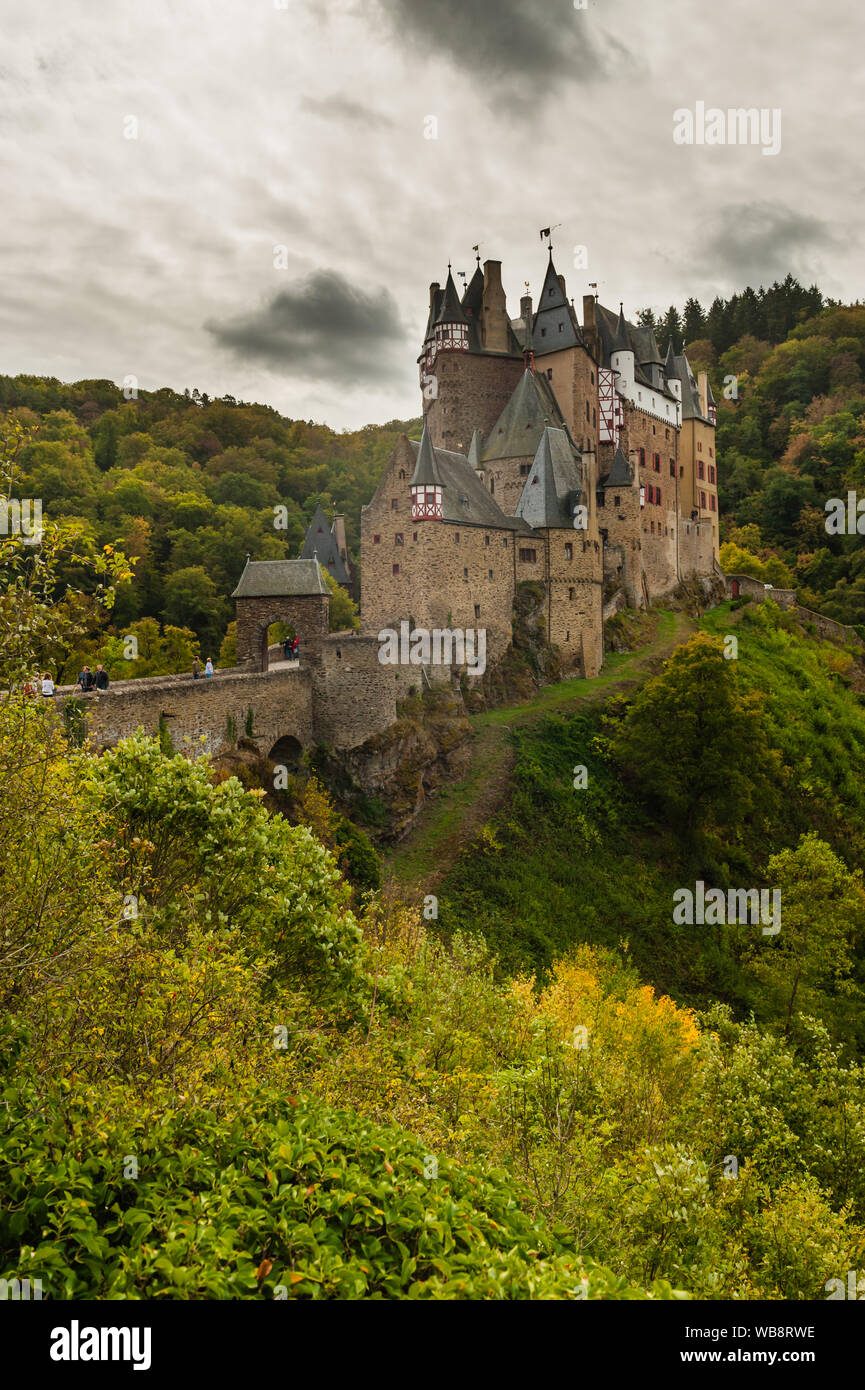 Schönen Herbst Eindruck von der berühmten Burg Eltz mit seiner beeindruckenden mittelalterlichen Gebäuden Stockfoto