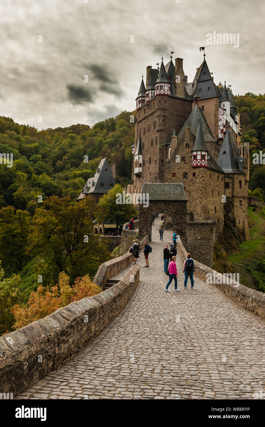 Schönen Herbst Eindruck von der berühmten Burg Eltz mit seiner beeindruckenden mittelalterlichen Gebäuden Stockfoto