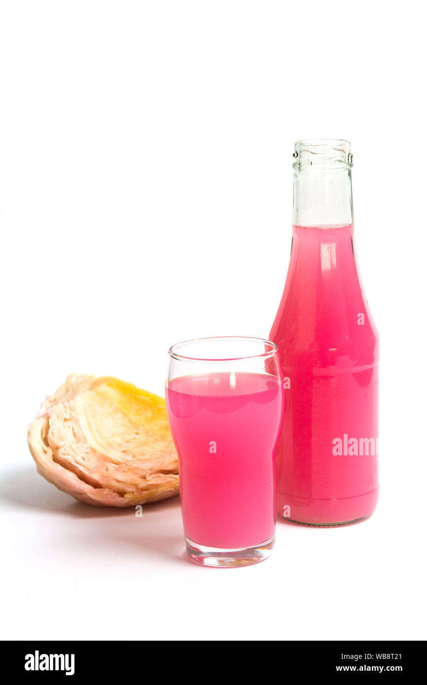 Lila Sauerkraut Saft in ein Glas auf Weiß Stockfoto
