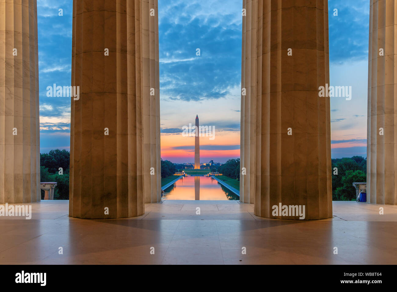 Washington Monument und einen reflektierenden Pool von Lincoln Memorial in Washington, D.C. Stockfoto