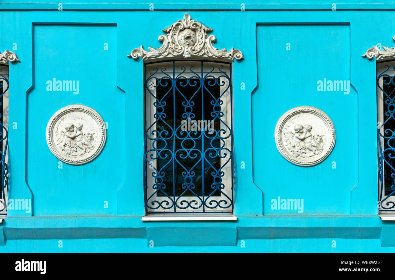 Schöne Fenster in einem alten Herrenhaus in Pyatigorsk, Russland Stockfoto