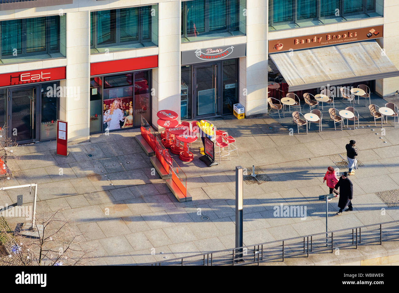 Berlin, Deutschland - 13. Dezember 2017: Street View auf Cafés an der Riverfront der Spree in Berlin-Mitte im Stadtzentrum. Moderne Restaurants und Gebäude Architektur, Deutschland in Europa. Stockfoto