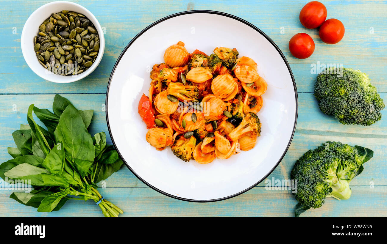 Im italienischen Stil Brokkoli Orecchiette Pasta vegetarische Mahlzeit mit getrockneten Tomaten und schwarzen Oliven Stockfoto