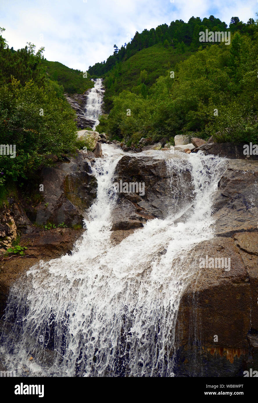 Wasserfall bei Wanderung in den Zillertaler Alpen Schlegeisspeicher (Stausee), Olperer Hütte (Hütte) Stockfoto