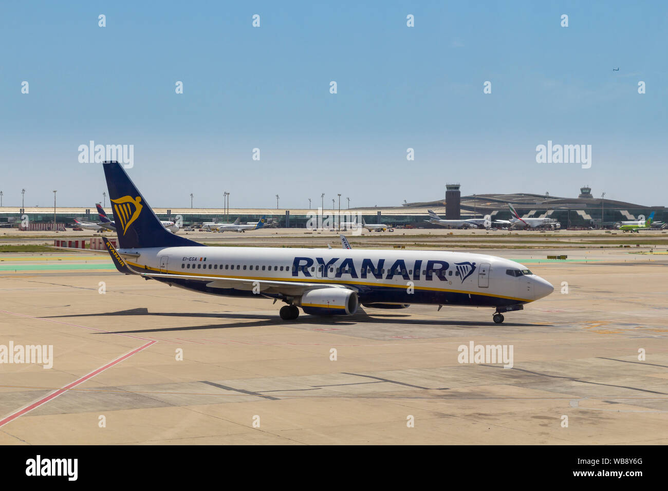 Boeing 737-800 Ryanair Flugzeug auf dem Flughafen von Barcelona, einem berühmten irischen Low-Cost-Unternehmen Stockfoto