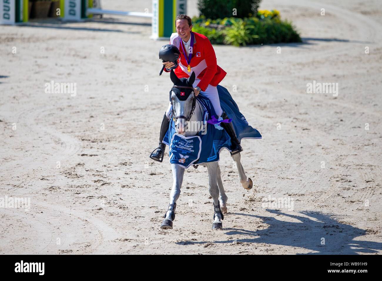 Rotterdam, Niederlande. 25 Aug, 2019. Sieger. Goldmedaillengewinner Martin Fuchs (SUI), Clooney 51 im Schoß der Ehre an der Prämierung der einzelnen Meisterschaft an der Longines FEI Europameisterschaften. Springen. Kredit Elli Birke/SIP-Foto Agentur/Alamy leben Nachrichten. Credit: Sport in Bildern/Alamy leben Nachrichten Stockfoto