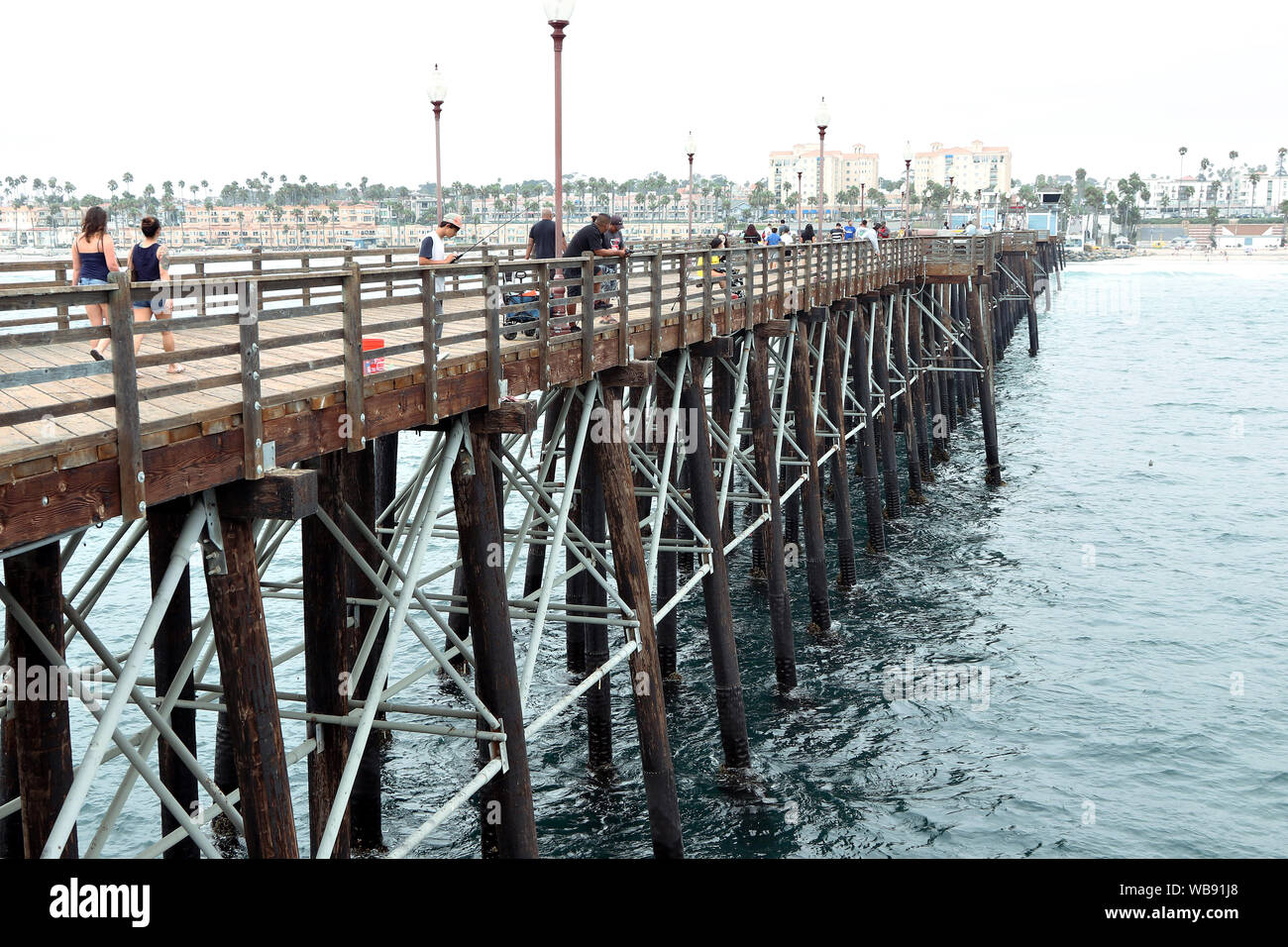 Angeln am Pier von Oceanside, Kalifornien. Stockfoto